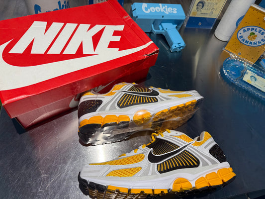 Air Zoom Vomero 5 'University Gold'